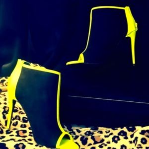 Ankle black bootie, neon yellow/green stripe det.